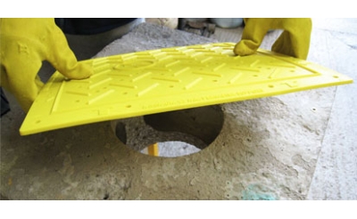 HI-VIS SMALL HOLE COVER - UP TO 200MM2
